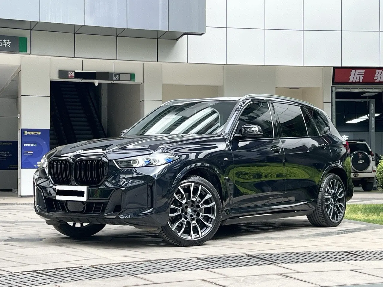 Open image lightbox: BMW 2023 X5 xDrive40Li 48V 3.0T M sports obsidian night suit automatic gear