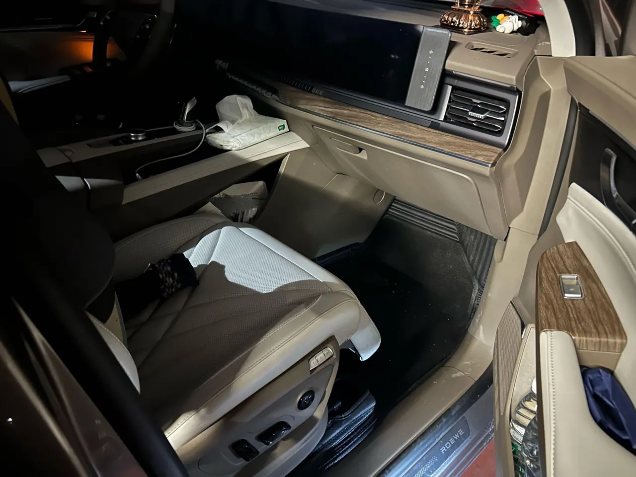 Roewe 2023 RX9 2.0T 4-wheel drive exclusive edition automatic gear - View 1