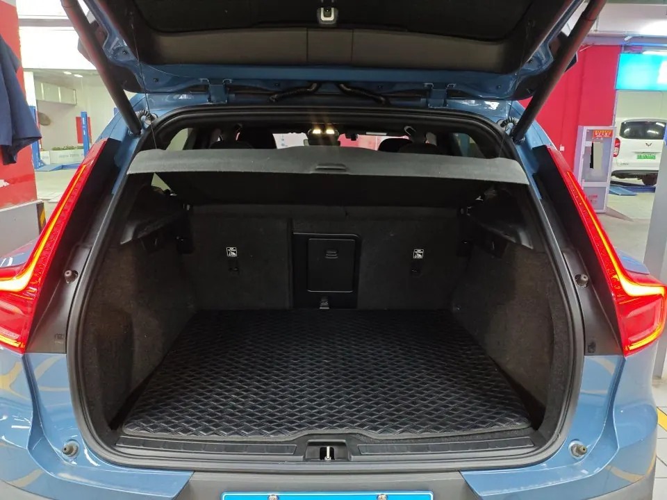 Volvo 2023 XC40 48V 2.0T B3 smart fashion version of automatic gear 9