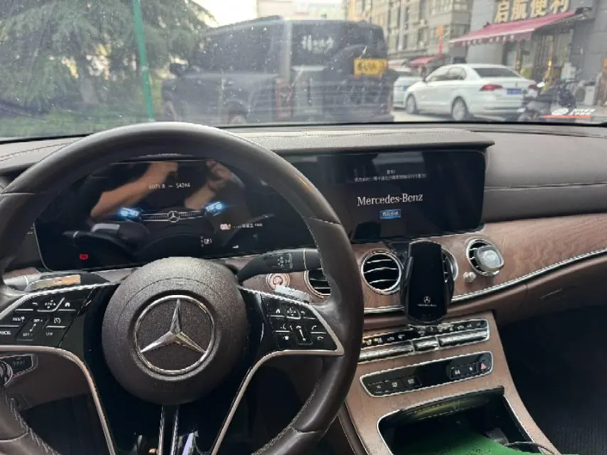 Mercedes Benz Class E New Energy 2022 E 350 e L 2.0T (Change 2) Automatic Gear 4
