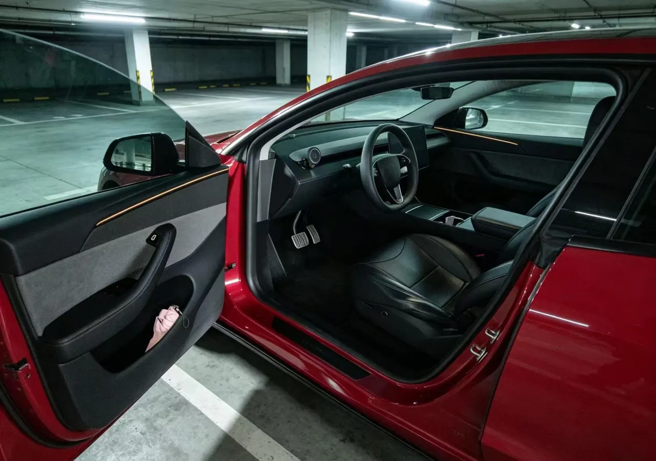 Tesla 2025 Model Y rear-wheel drive version automatic transmission 2