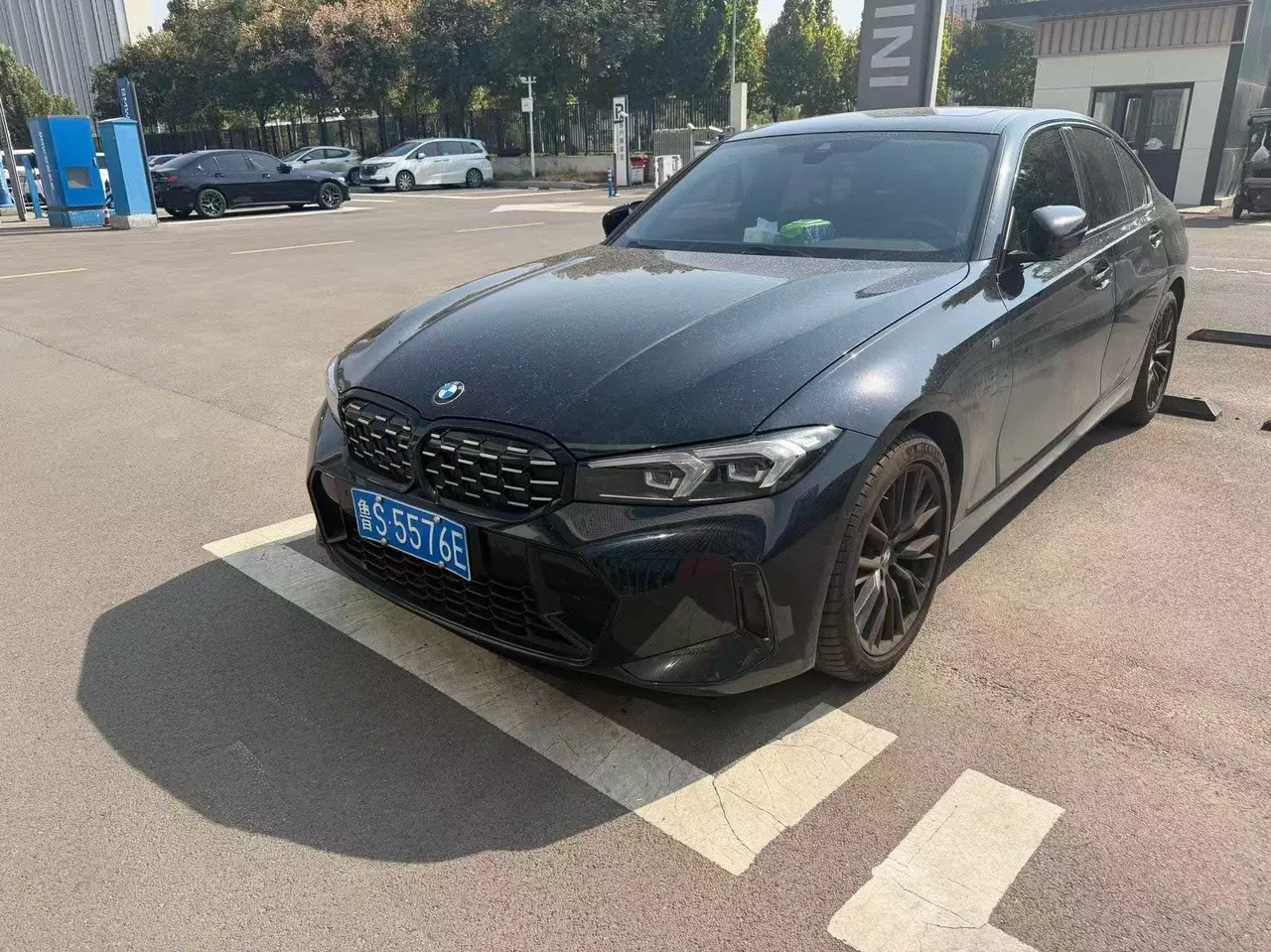 Открыть галерею: BMW 3 Series 2024 325i 2.0T M Sports Obsidian Night Suit Automatic Gear