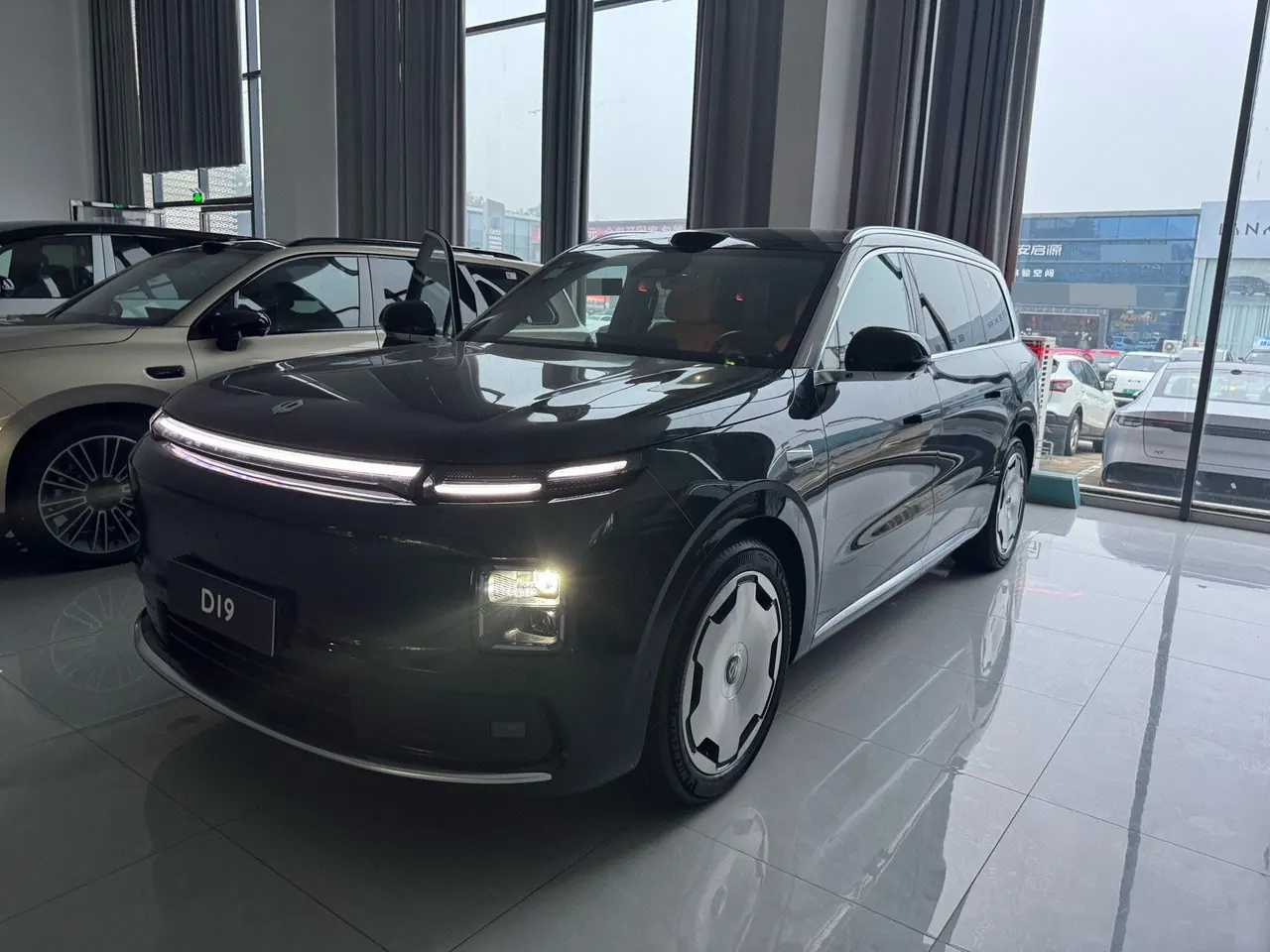 Leapmotor 2026 D 19 500 Zhizun Edition 6-seat Automatic Gear - View 1