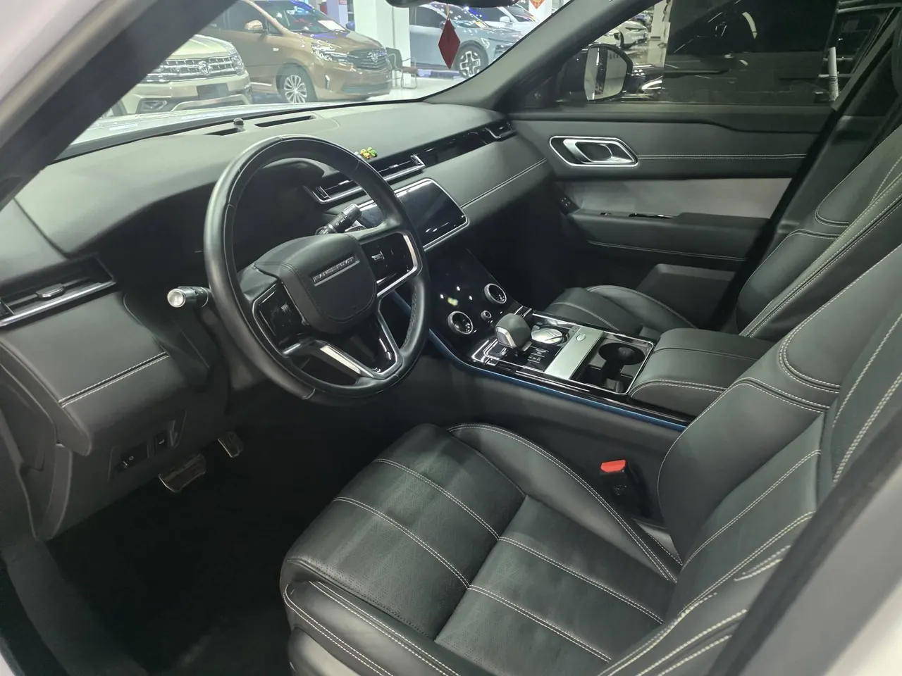 Land Rover Range Rover Star Vein (Imported) 2022 Range Rover Star Vein 2.0T 250PS Gold Collector's Edition Automatic Gear 3