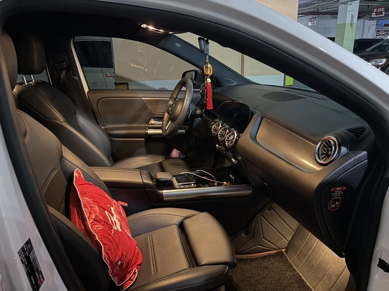 Mercedes Benz 2022 GLA 200 1.3T automatic gear 3