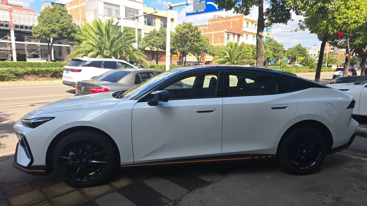 ChangAn 2026 UNI-V HEV 1.5T Blue Whale Super Qing Zhiyue Automatic Gear 5