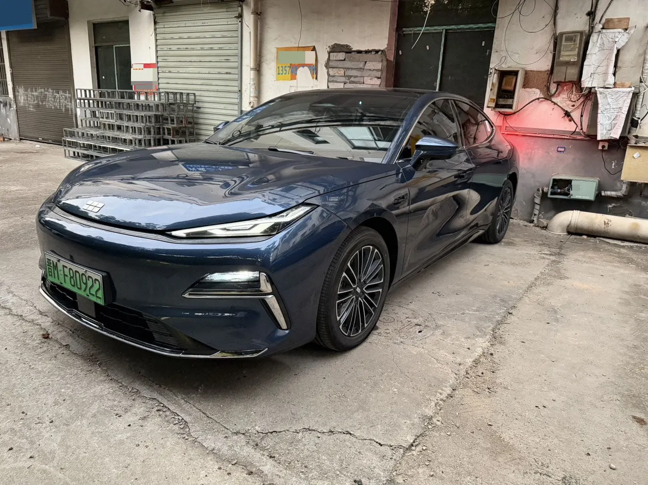 Geely Galaxy 2025 Xingyao 8 EM-i 1.5 130km Premium Edition Automatic Gear - View 1
