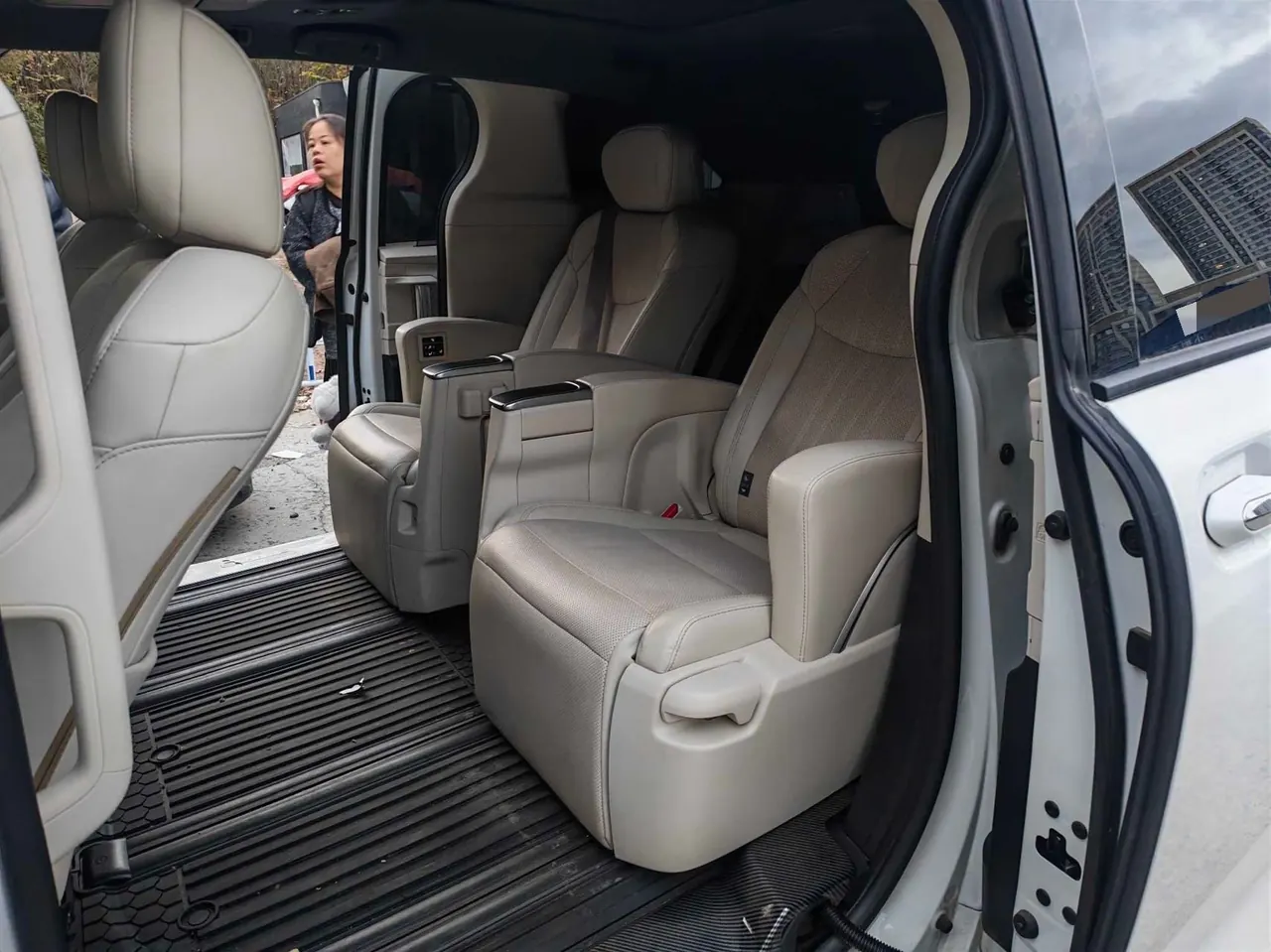 Toyota 2024 Sana 2.5 Stepless Platinum Edition Automatic Transmission 10