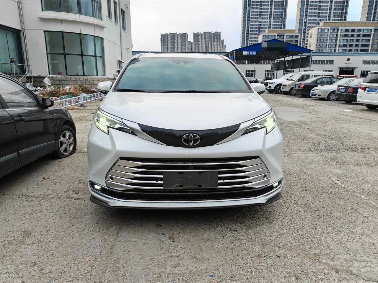 Toyota 2024 Sana 2.5 Stepless Platinum Edition Automatic Transmission 2