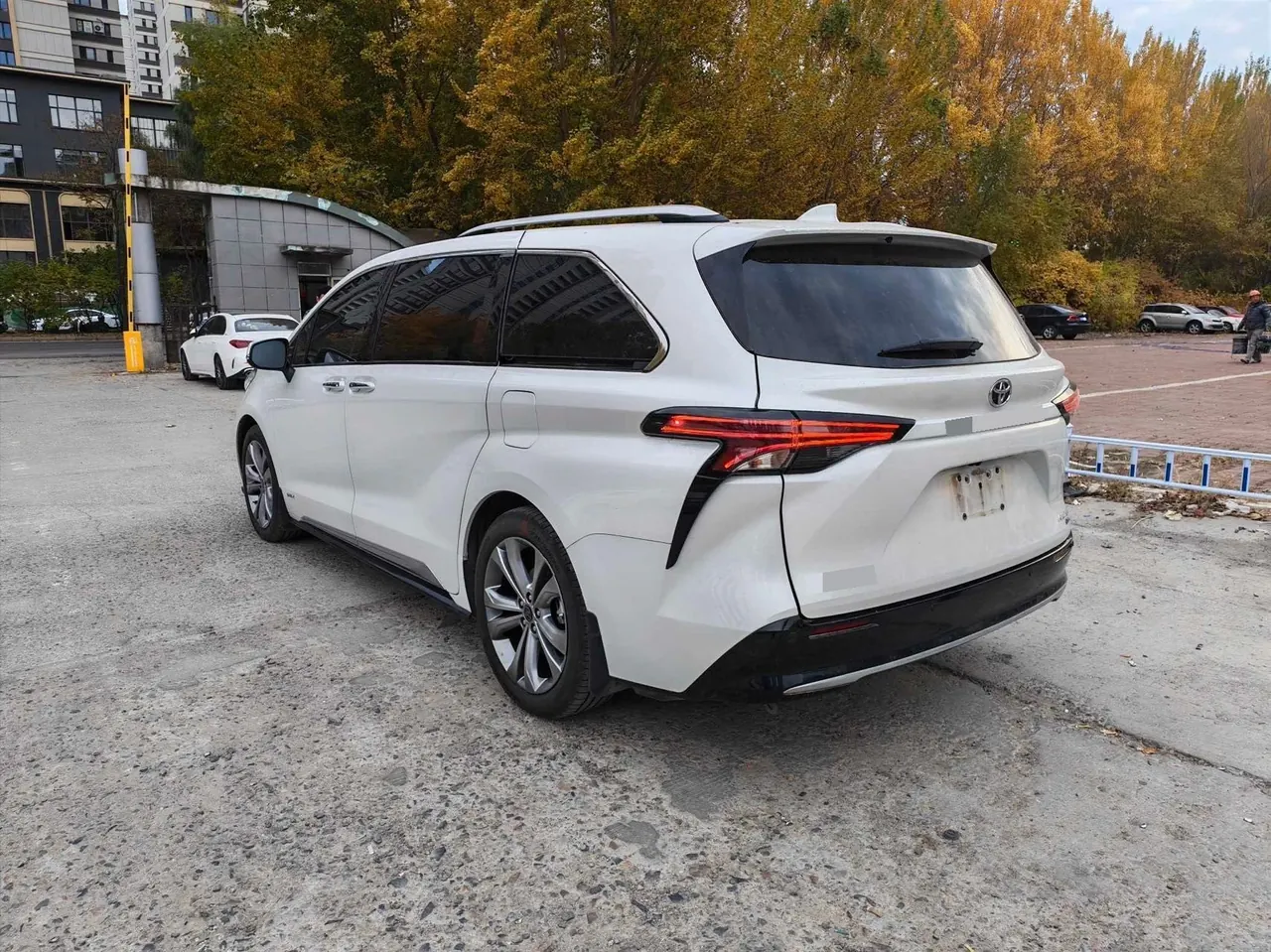 Toyota 2024 Sana 2.5 Stepless Platinum Edition Automatic Transmission 3