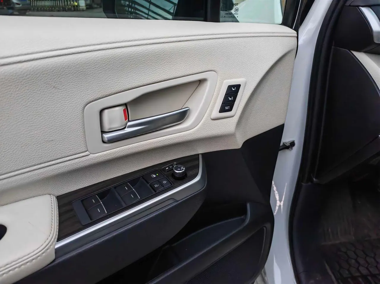 Toyota 2024 Sana 2.5 Stepless Platinum Edition Automatic Transmission 9