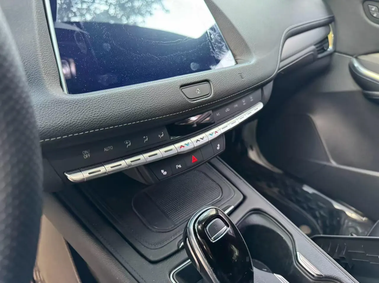 Cadillac 2020 XT4 2.0T 28T Two-Drive Luxury Automatic Gear 3
