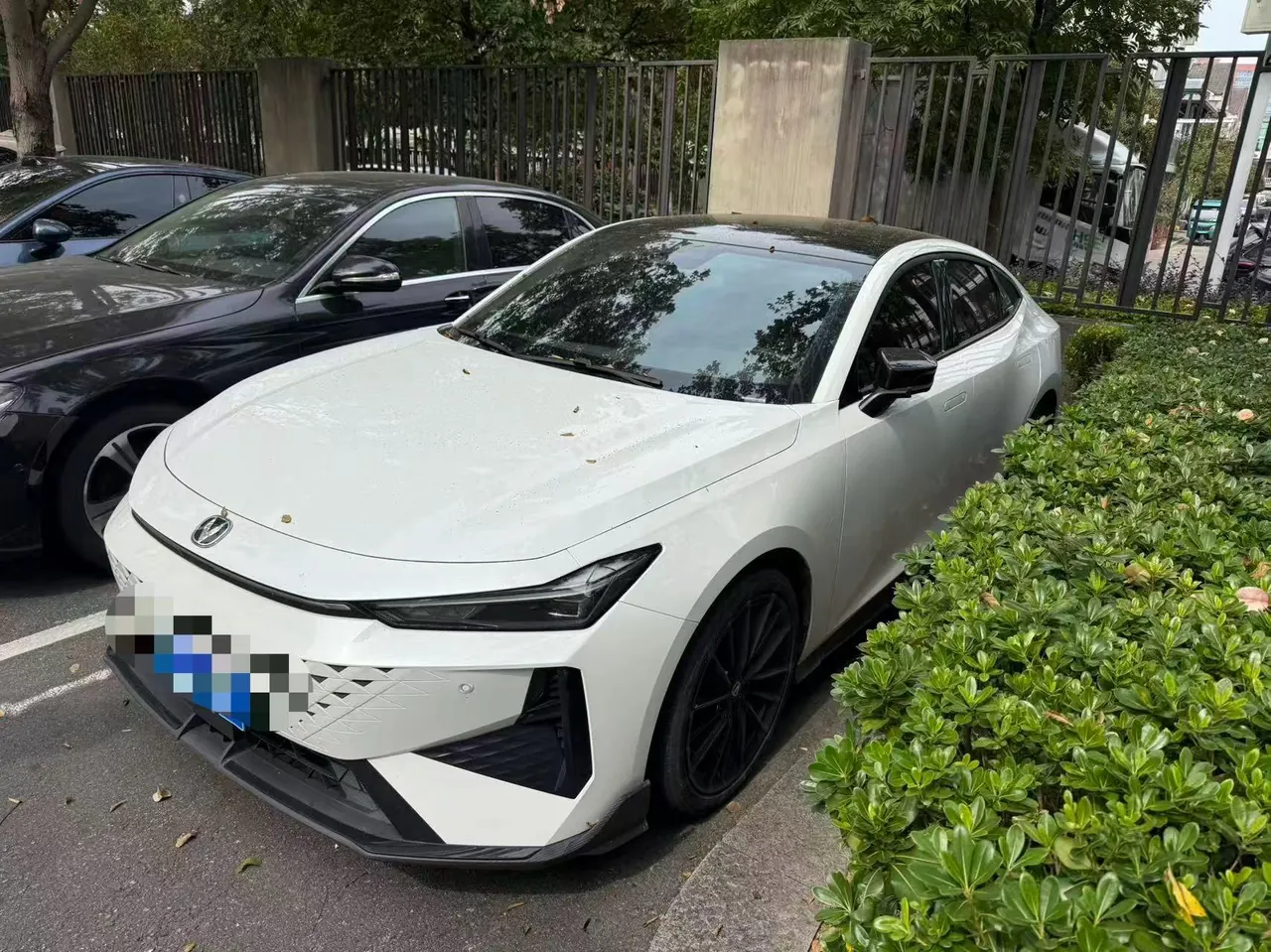 Открыть галерею: ChangAn 2024 UNI-V 1.5T Distinguished Sports Automatic