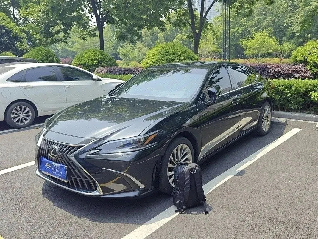 打开图片灯箱:Lexus ES (Imported) 2022 ES300h 2.5 Stepless Administrative Edition Automatic Gear