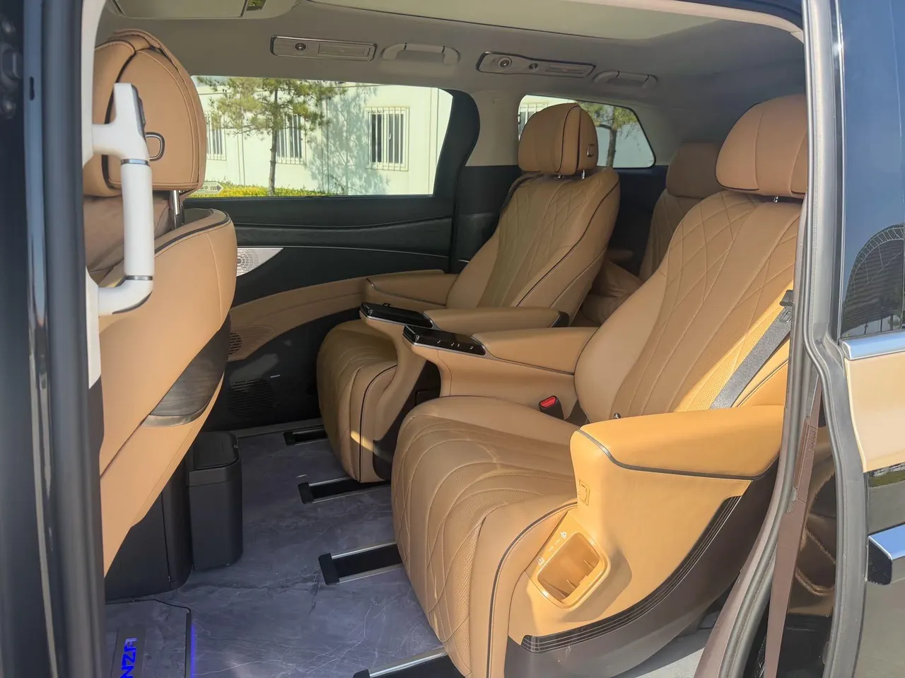 Denza 2024 Denza D9 DM-i 1.5T stepless 980 four-wheel drive distinguished automatic gear 3