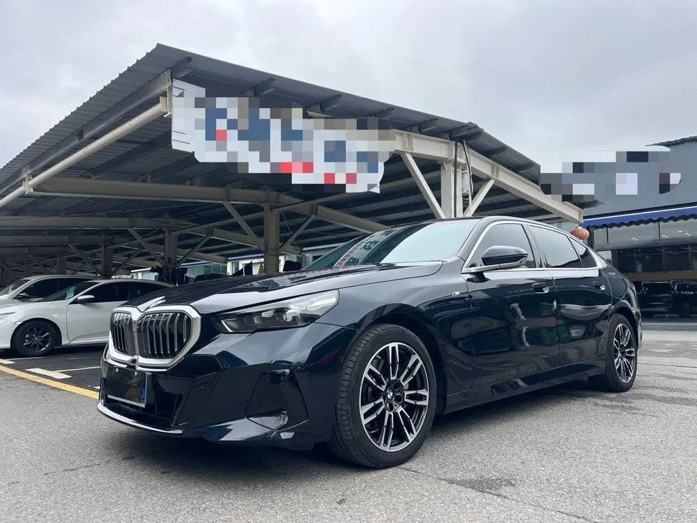 Открыть галерею: BMW 5 Series 2025 530Li 48V 2.0T Leading M Sports Suit Automatic Gear