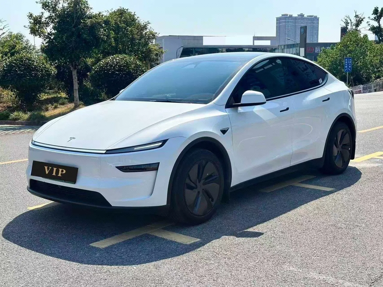 Open image lightbox: Tesla 2025 Model Y rear-wheel drive version automatic transmission