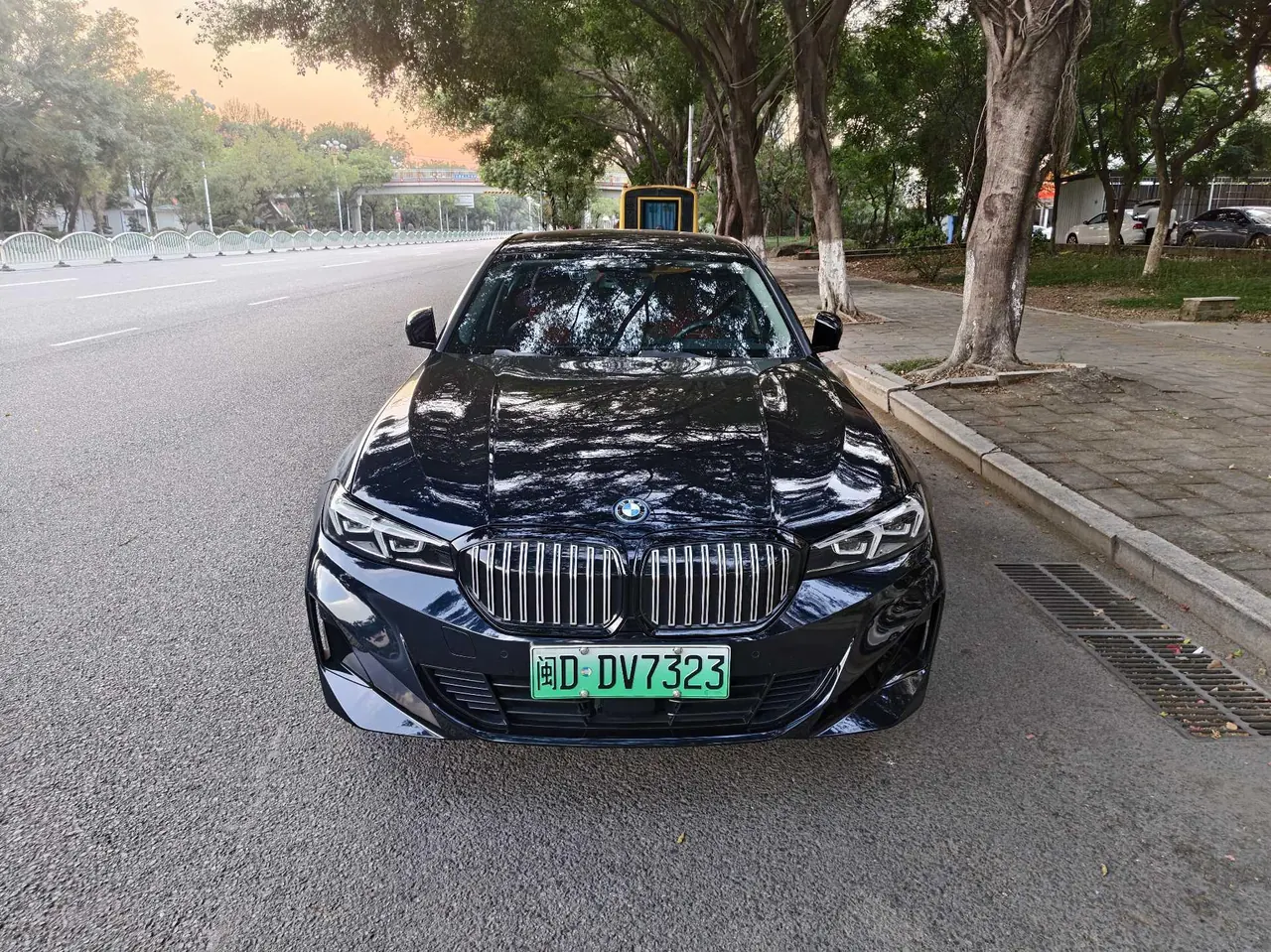 BMW 2023 i3 eDrive 40 L obsidian night suit automatic gear 2
