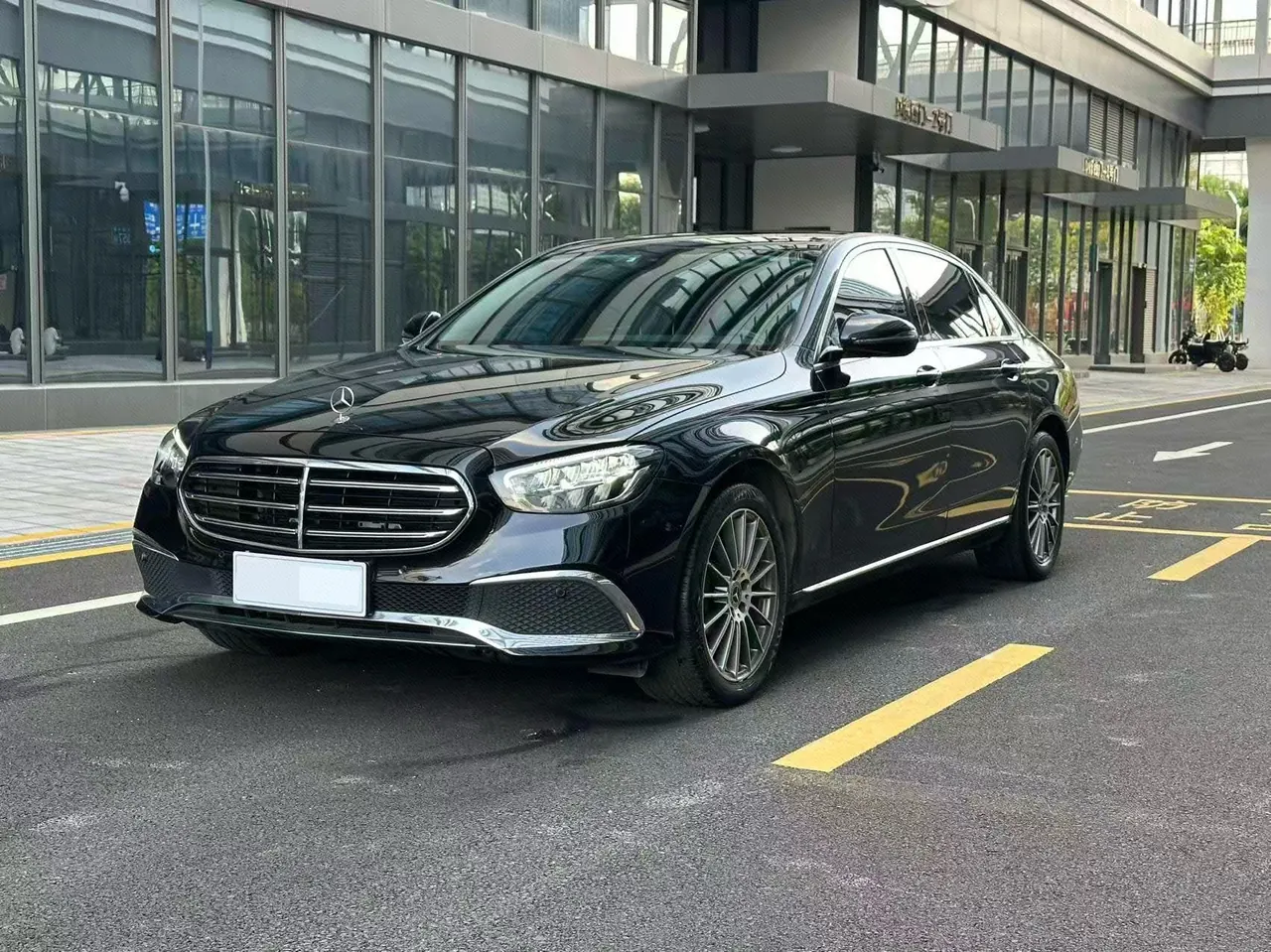 Открыть галерею: Mercedes Benz E-Class 2023 E 260 L 2.0T (Modified) Automatic Gear