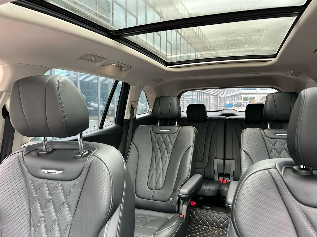 HongQi 2024 HS7 PHEV 2.0T 4-wheel drive flag smooth version 6-seat automatic gear 12