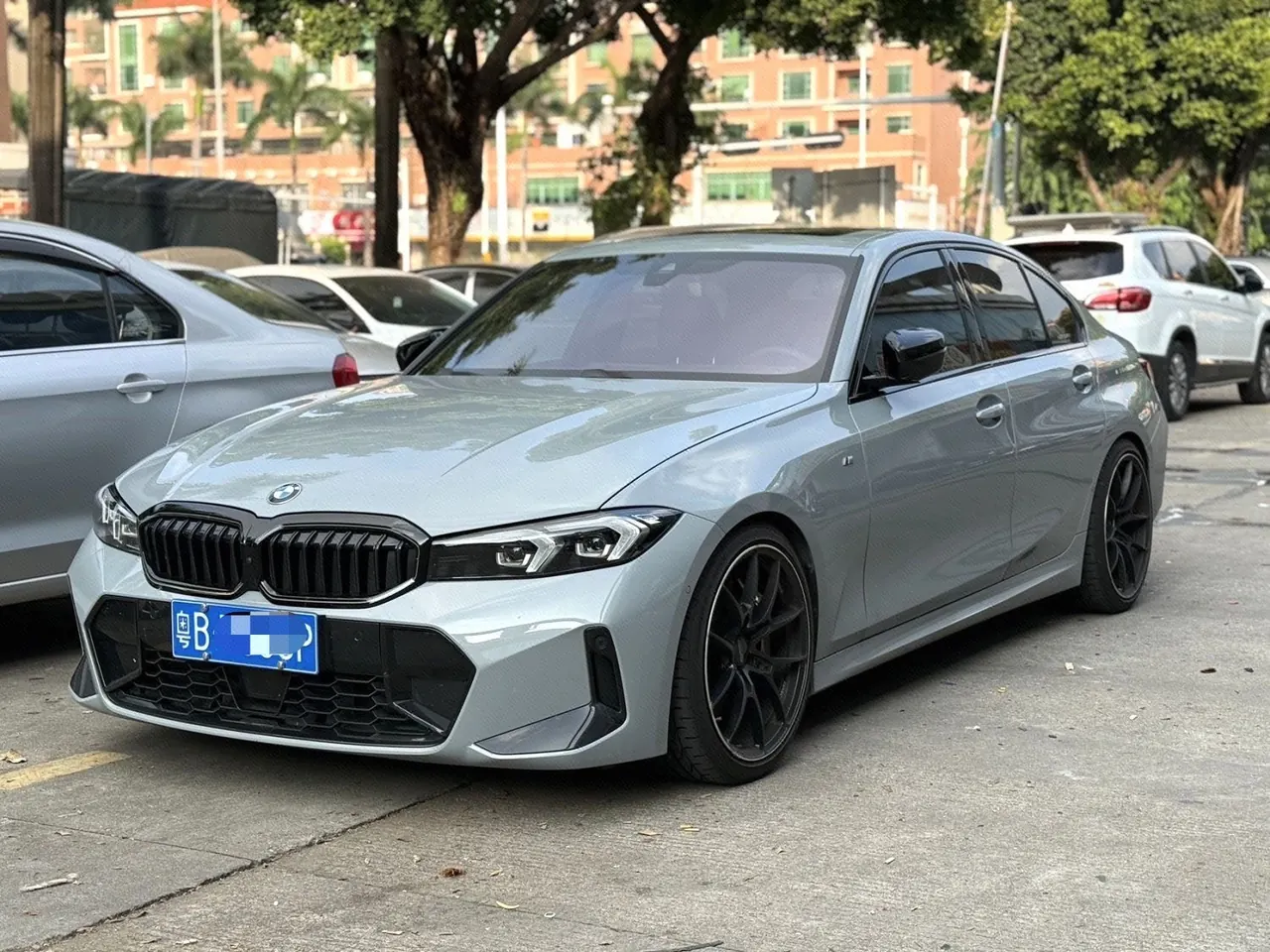 Open image lightbox: BMW 3 Series 2025 model 330i 2.0T M Sport Night Edition with automatic transmission