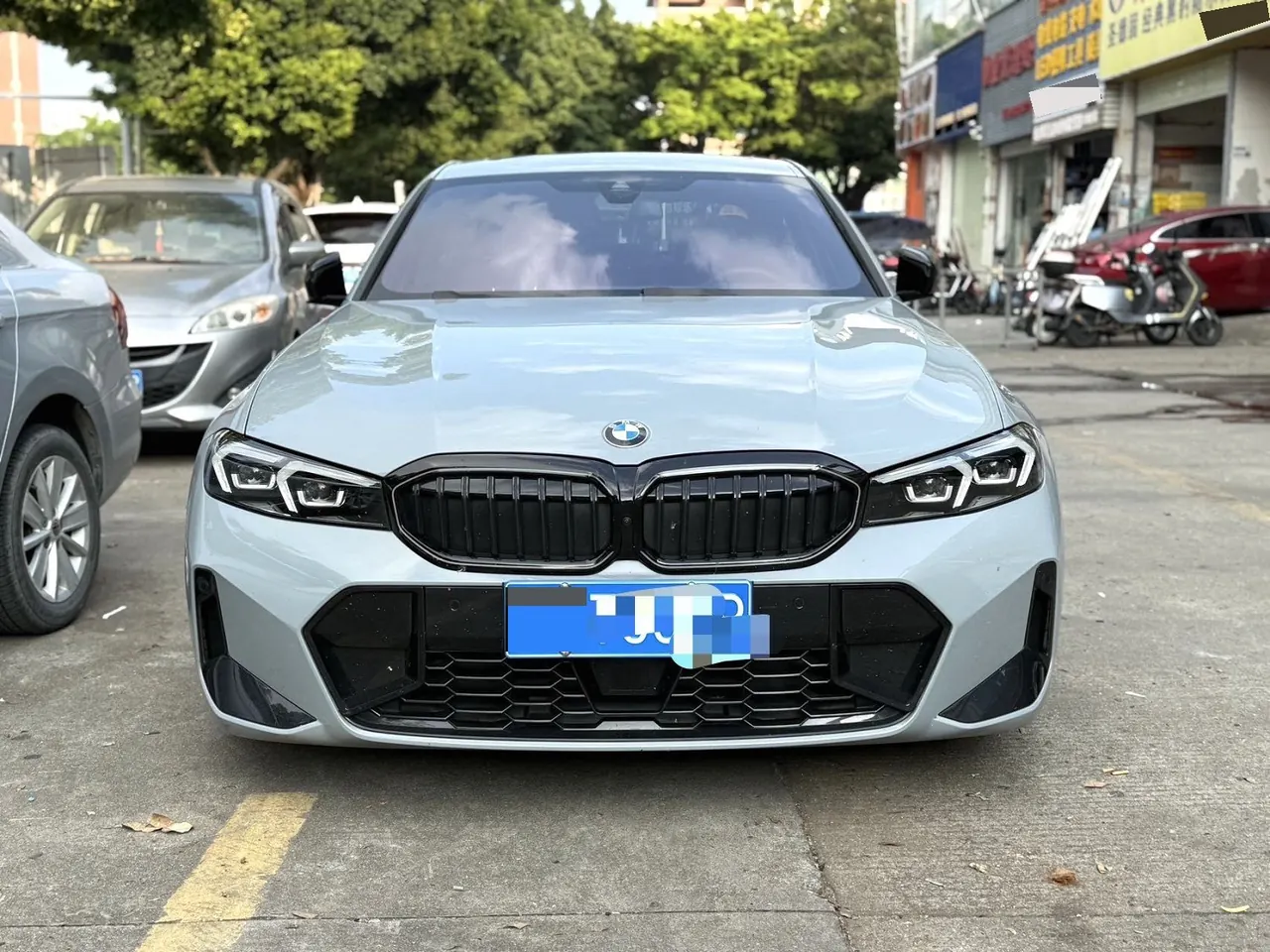 BMW 3 Series 2025 model 330i 2.0T M Sport Night Edition with automatic transmission 2