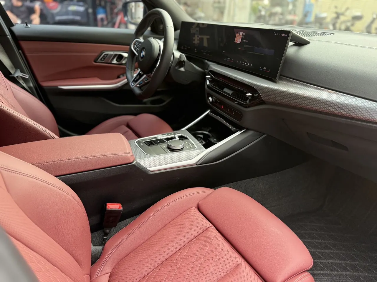 BMW 3 Series 2025 model 330i 2.0T M Sport Night Edition with automatic transmission 3