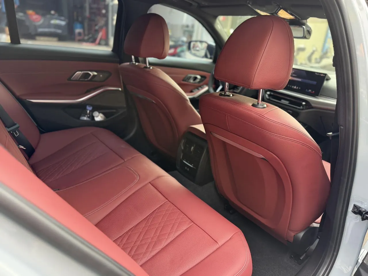 BMW 3 Series 2025 model 330i 2.0T M Sport Night Edition with automatic transmission 4