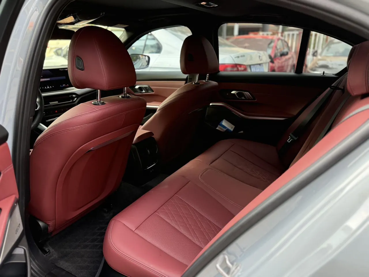 BMW 3 Series 2025 model 330i 2.0T M Sport Night Edition with automatic transmission 7