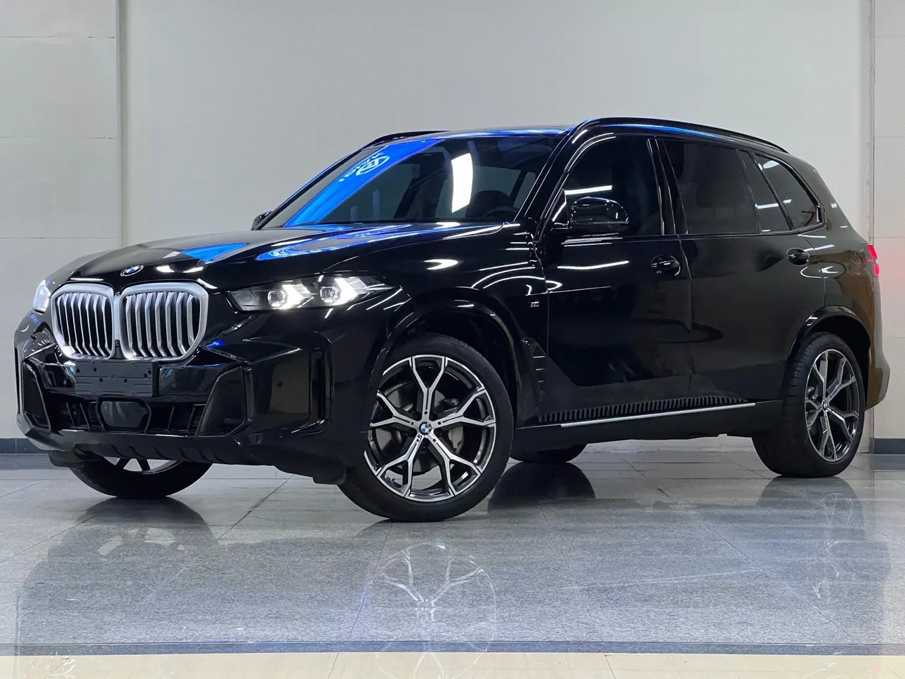Открыть галерею: BMW 2023 X5 xDrive30Li 48V 2.0T exclusive m sports obsidian night suit automatic gear