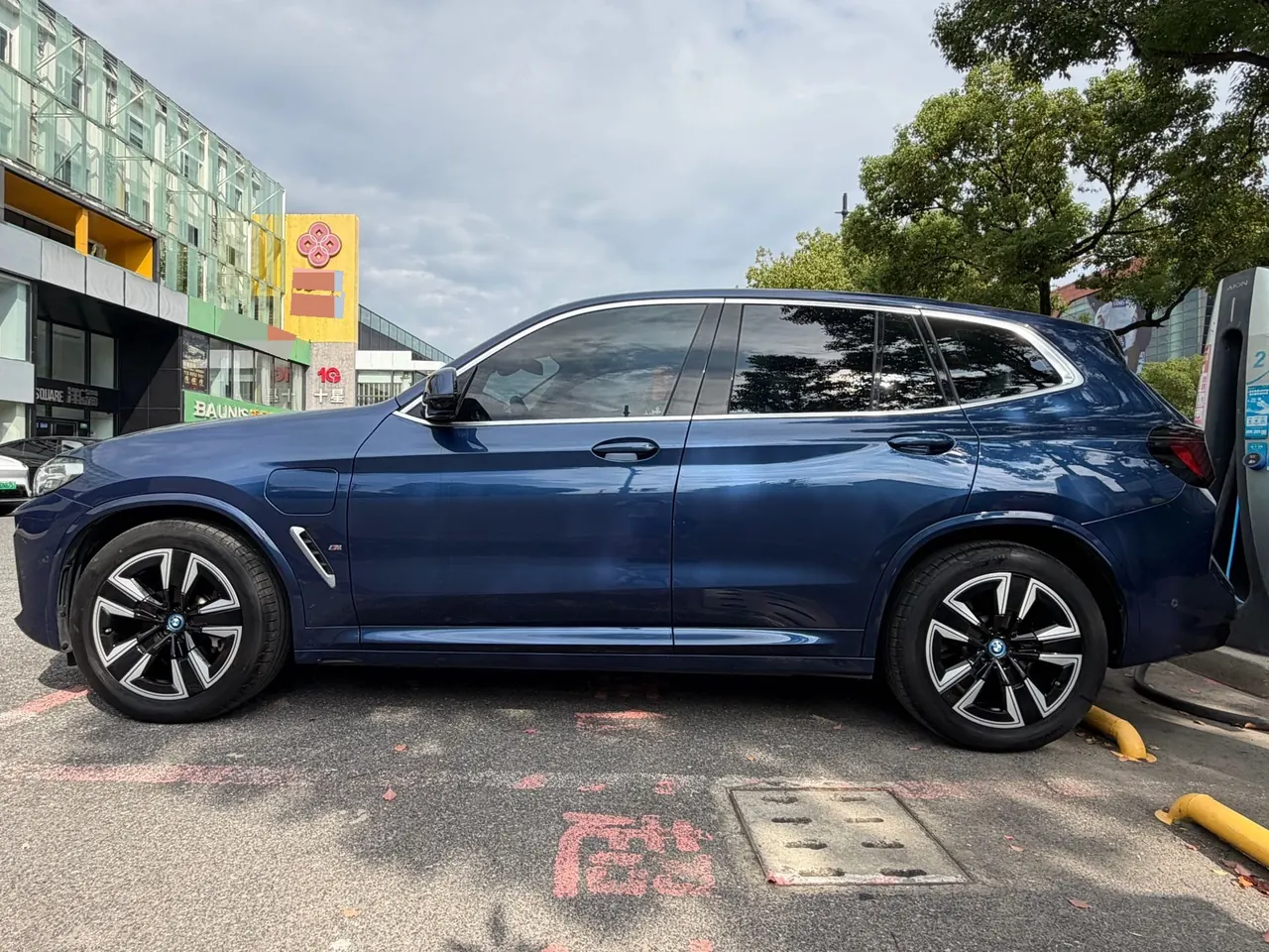 BMW 2023 iX3 leading automatic 4