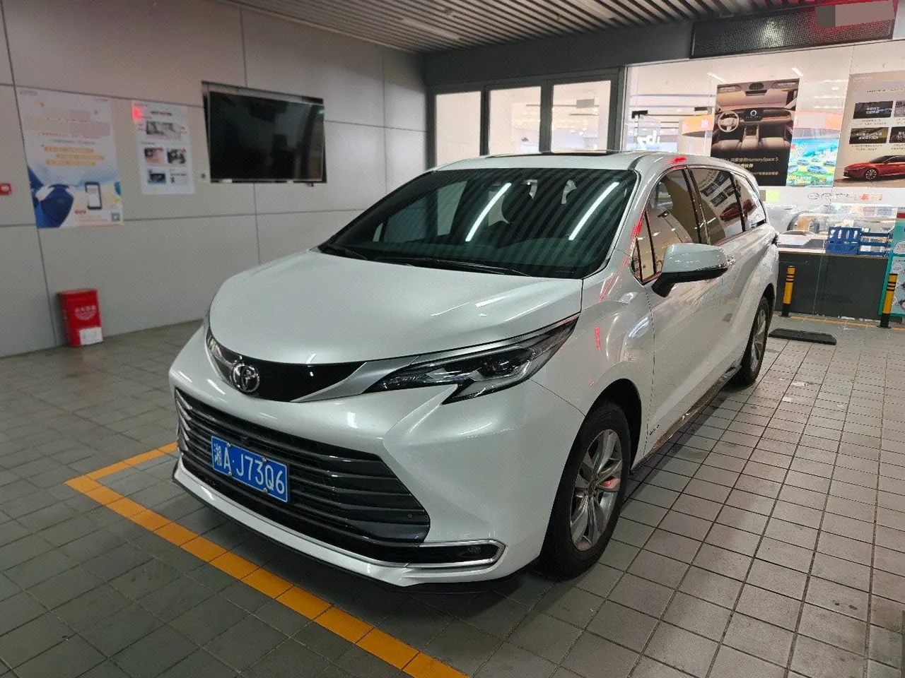 Toyota 2024 Sana 2.5 Stepless Four-wheel Drive Premium Edition Automatic Transmission - View 1
