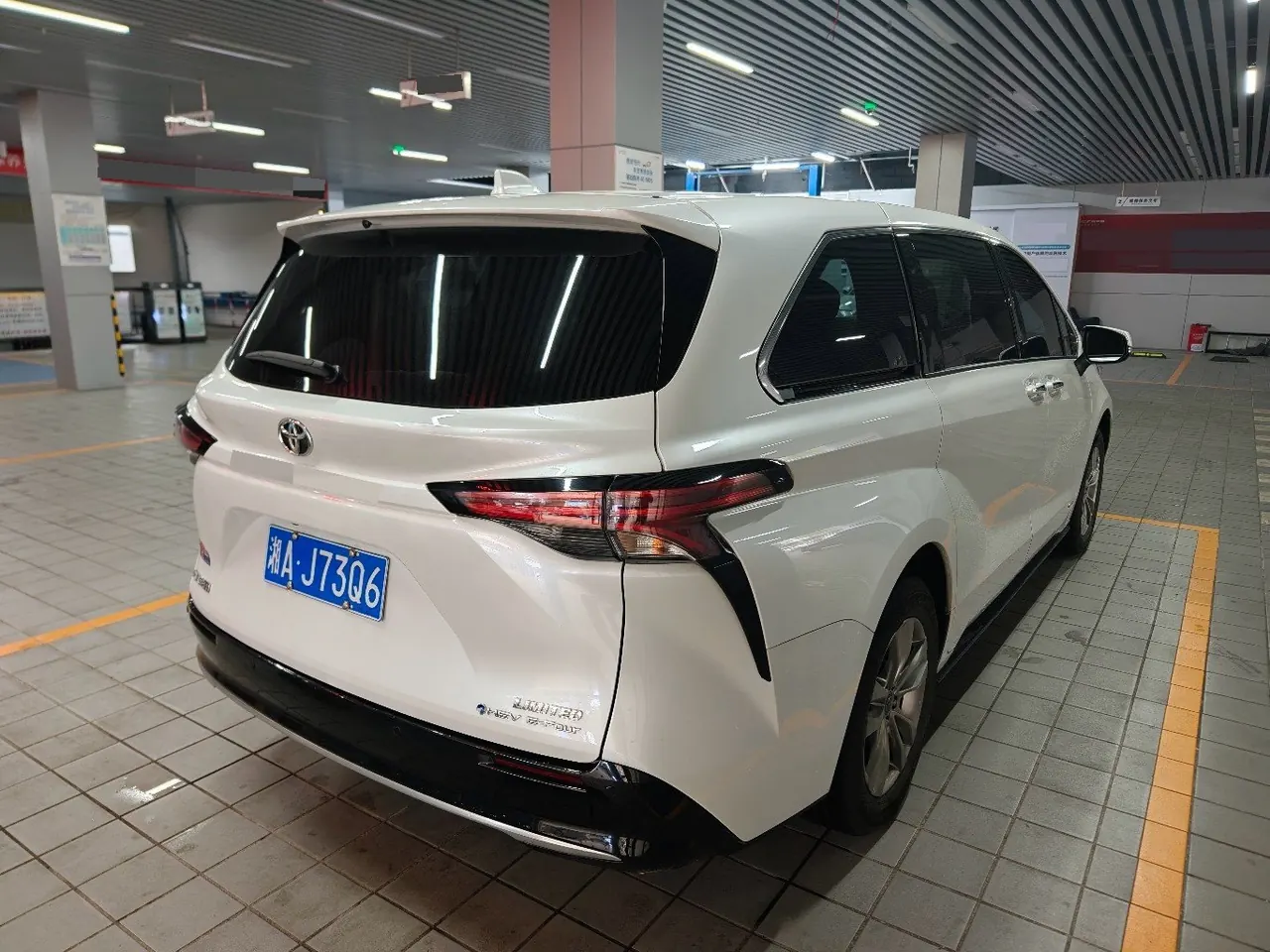Toyota 2024 Sana 2.5 Stepless Four-wheel Drive Premium Edition Automatic Transmission 8
