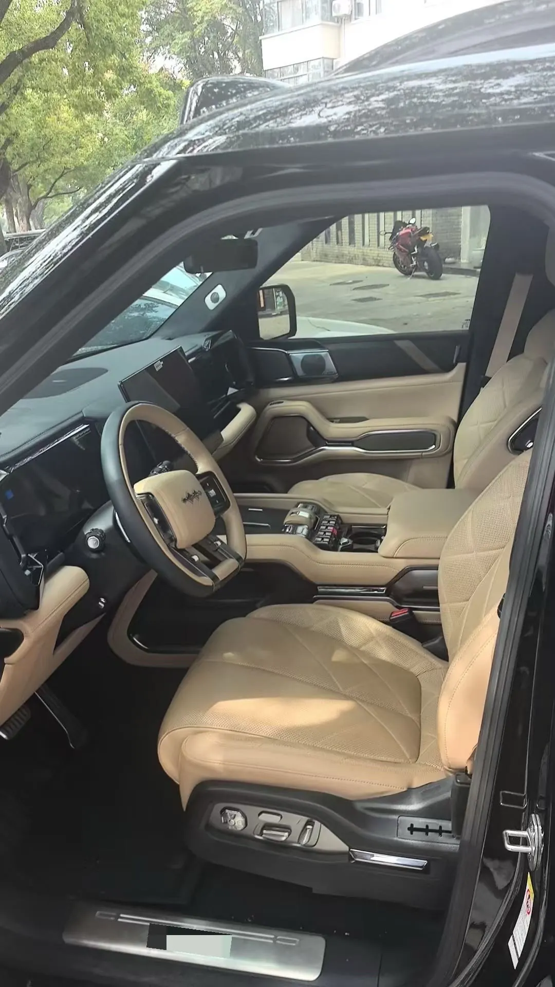 FangChengBao 2025 Leopard 8 2.0T Stepless Zhiyong Flagship Edition 6-seat Automatic Gear 3
