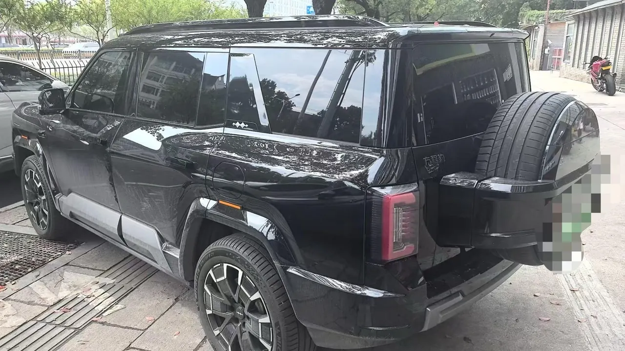 FangChengBao 2025 Leopard 8 2.0T Stepless Zhiyong Flagship Edition 6-seat Automatic Gear 4