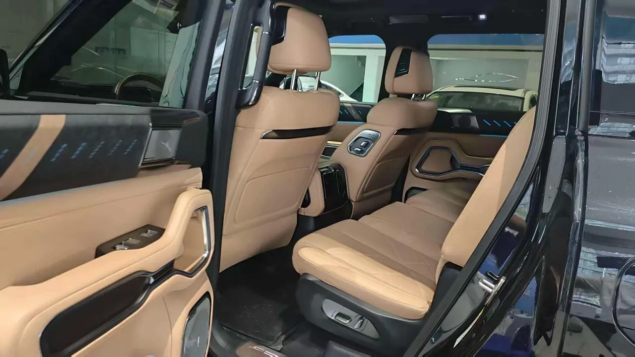 FangChengBao 2025 Leopard 8 2.0T Stepless Zhiyong Flagship Edition 6-seat Automatic Gear 5