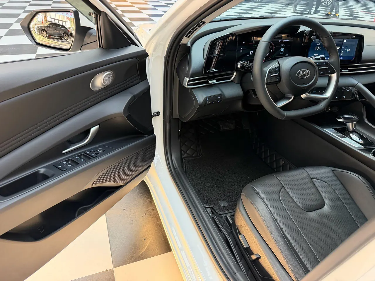 Hyundai 2022 Elantra -3-compartment 1.5 stepless LUX premium automatic gear 4