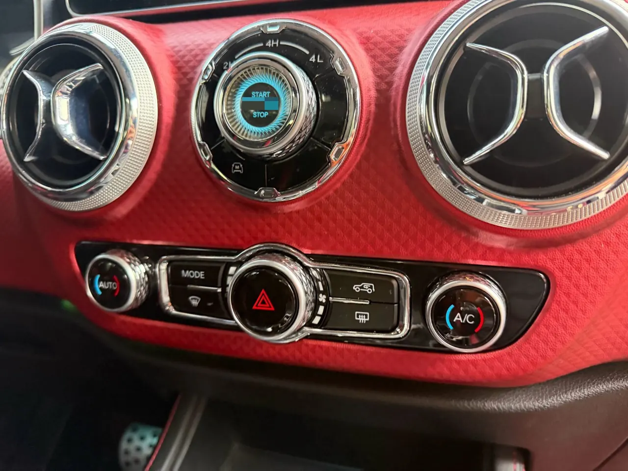Beijing 2020 BJ40 2.0T 4-wheel drive city hunter version chivalrous automatic gear 8