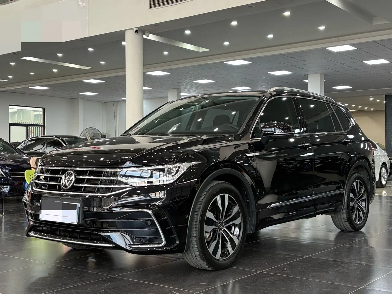 Open image lightbox: Volkswagen 2022 Tiguan L R-Line 2.0TSI 330TSI Two-Drive R-Line Overdrive Automatic Gear