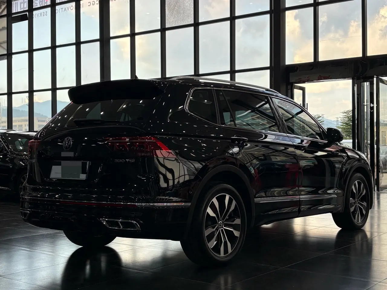 Volkswagen 2022 Tiguan L R-Line 2.0TSI 330TSI Two-Drive R-Line Overdrive Automatic Gear 12