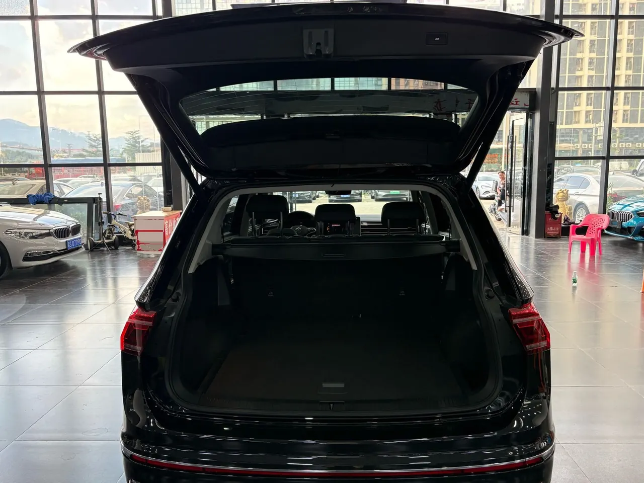 Volkswagen 2022 Tiguan L R-Line 2.0TSI 330TSI Two-Drive R-Line Overdrive Automatic Gear 14
