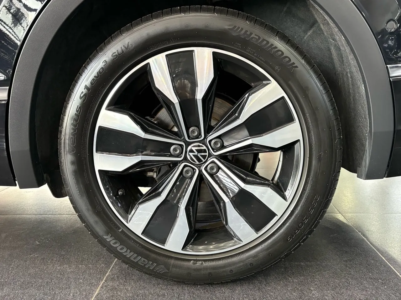 Volkswagen 2022 Tiguan L R-Line 2.0TSI 330TSI Two-Drive R-Line Overdrive Automatic Gear 16