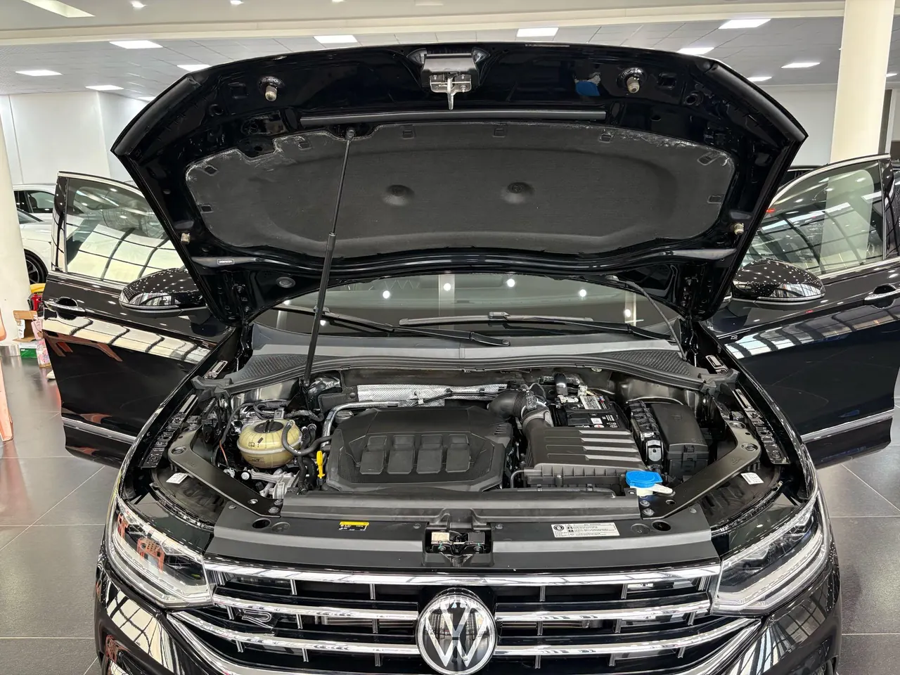 Volkswagen 2022 Tiguan L R-Line 2.0TSI 330TSI Two-Drive R-Line Overdrive Automatic Gear 17