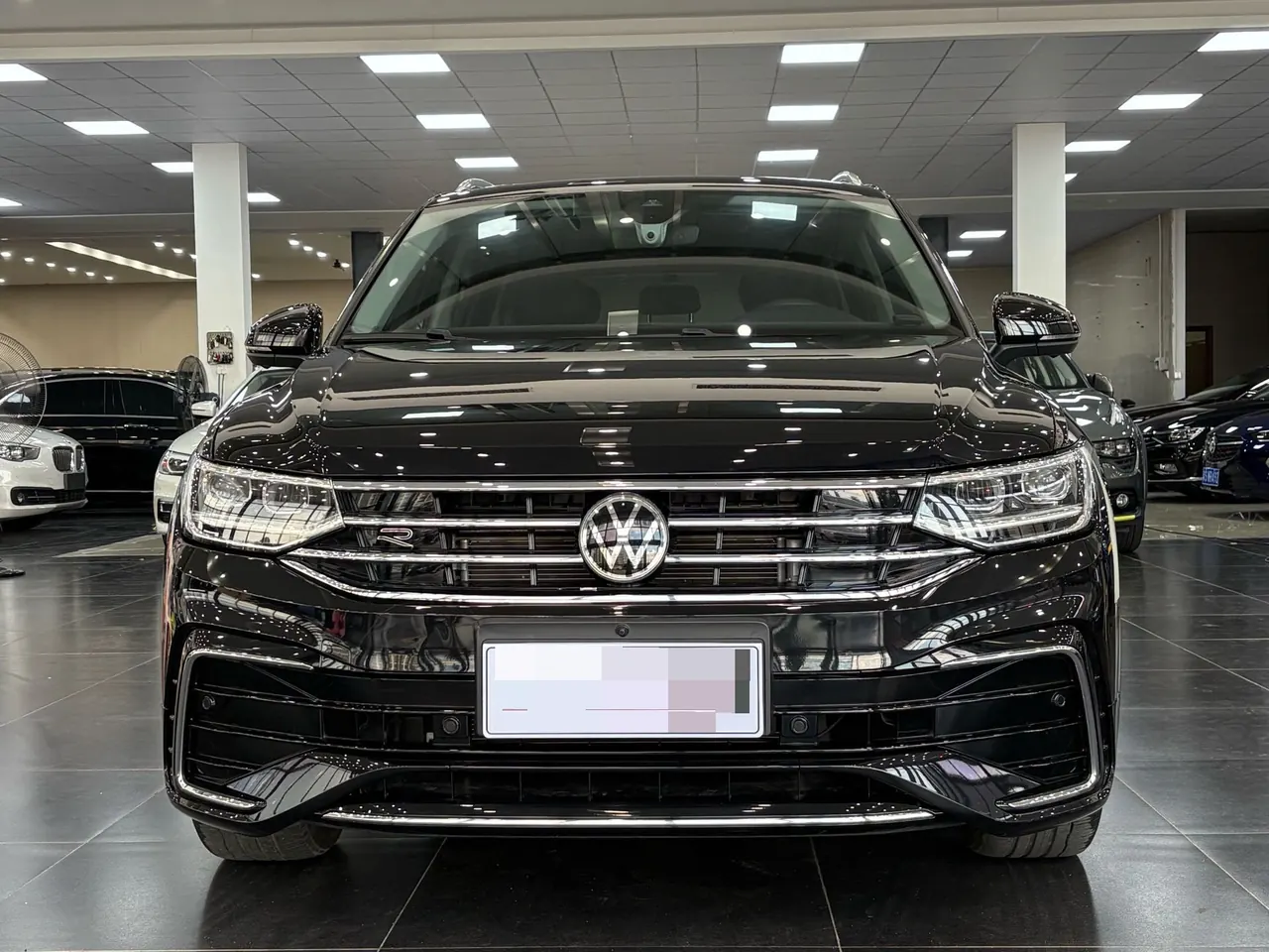 Volkswagen 2022 Tiguan L R-Line 2.0TSI 330TSI Two-Drive R-Line Overdrive Automatic Gear 2