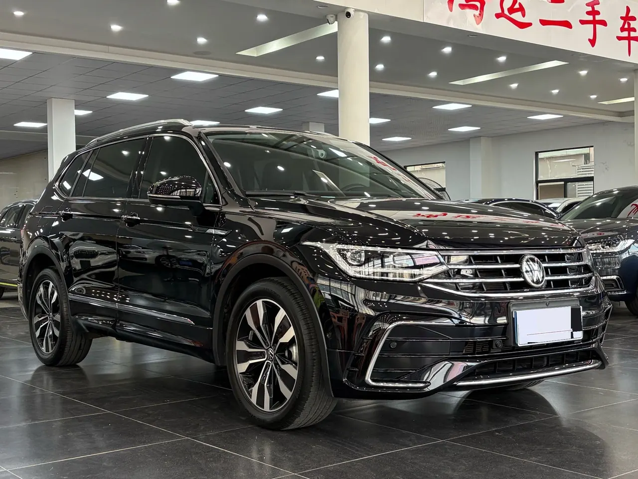 Volkswagen 2022 Tiguan L R-Line 2.0TSI 330TSI Two-Drive R-Line Overdrive Automatic Gear 3