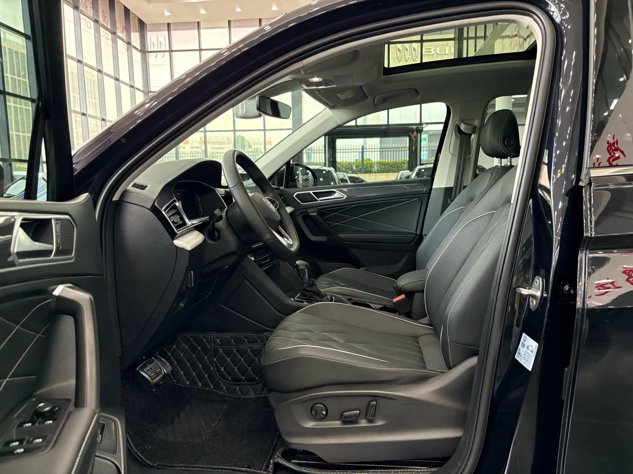 Volkswagen 2022 Tiguan L R-Line 2.0TSI 330TSI Two-Drive R-Line Overdrive Automatic Gear 4