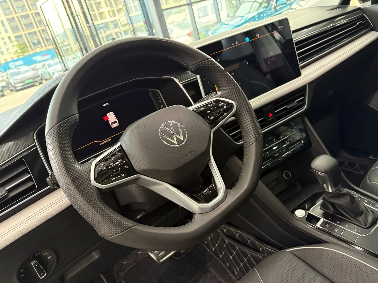 Volkswagen 2022 Tiguan L R-Line 2.0TSI 330TSI Two-Drive R-Line Overdrive Automatic Gear 6