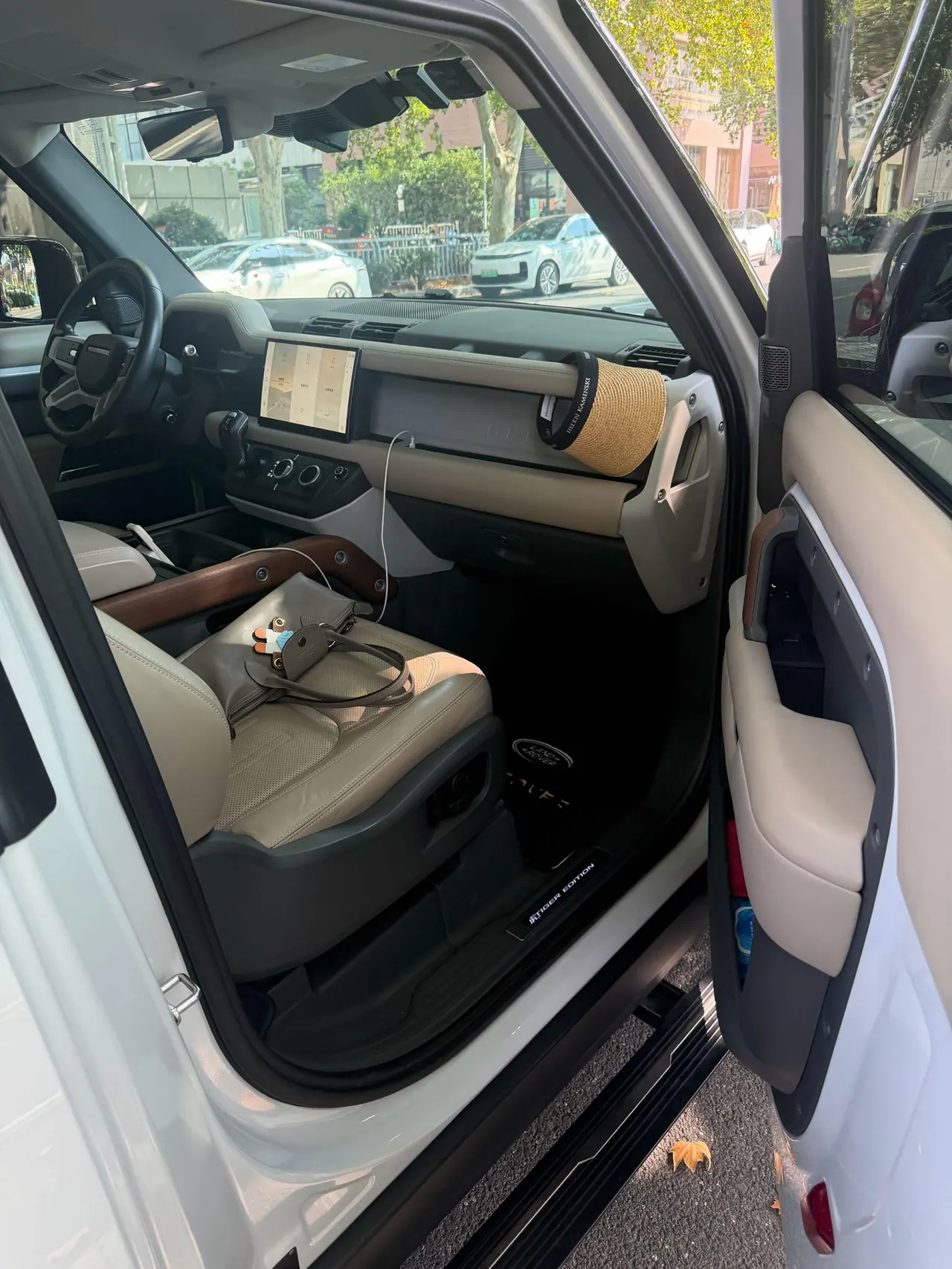 Land Rover Guard (Imported) 2022 Guard 90 2.0T P300 Tiger Ambition Automatic Gear 5