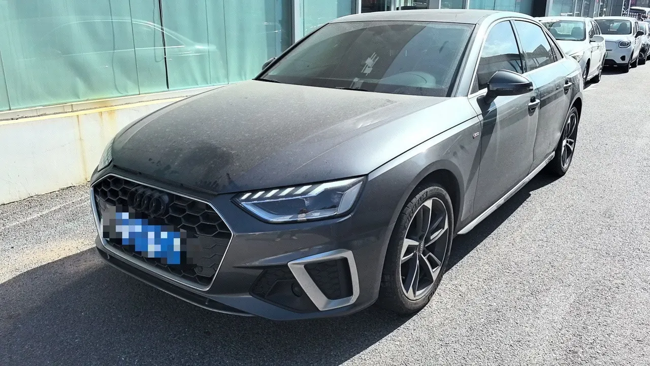 Открыть галерею: Audi 2022 A4L 2.0TFSI 40TFSI Fashion Dynamic Automatic