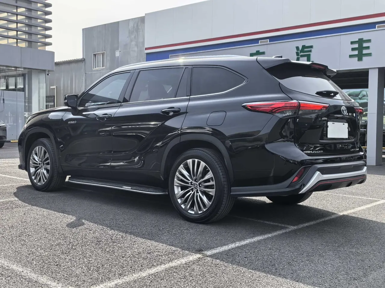 Toyota 2022 Highlander Dual Engine 2.5 Stepless Four-wheel Drive Extreme Edition 7-seat Automatic Gear 5